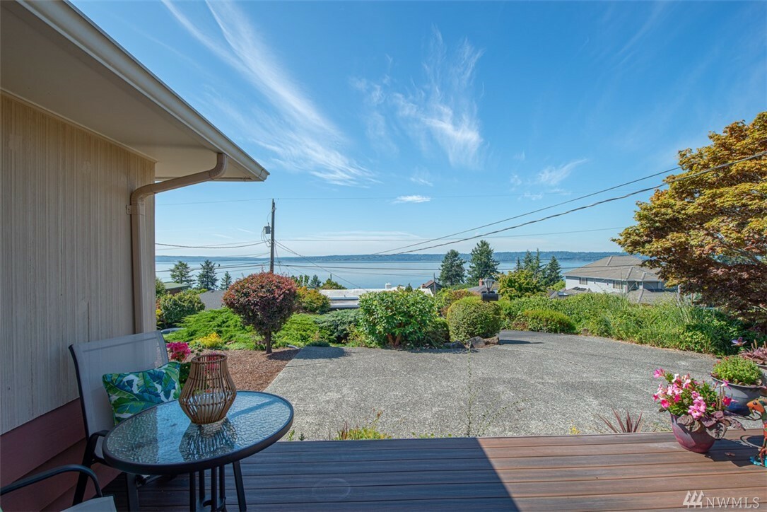 Property Photo:  12138 Marine View Dr SW  WA 98146 