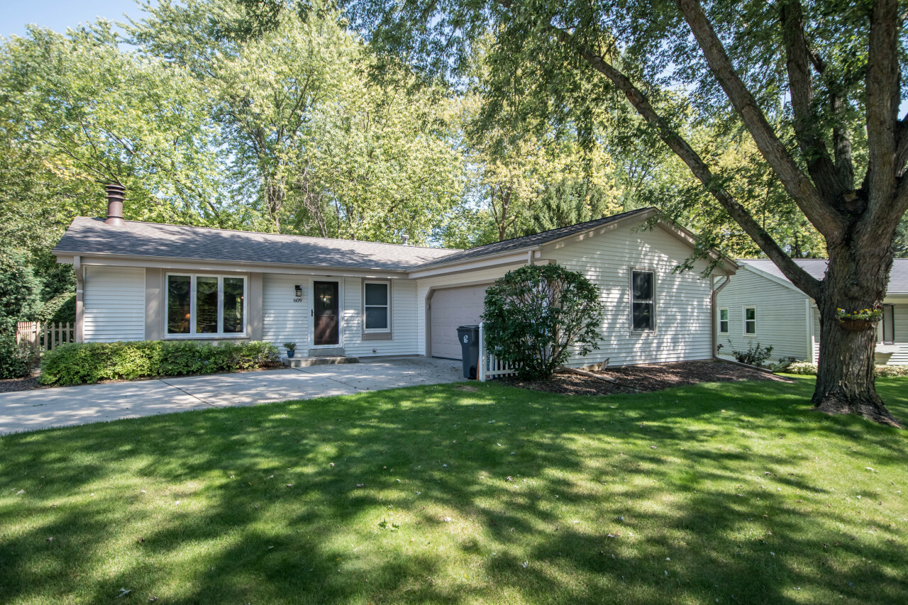 Property Photo:  609 Norwood Ct  WI 53188 