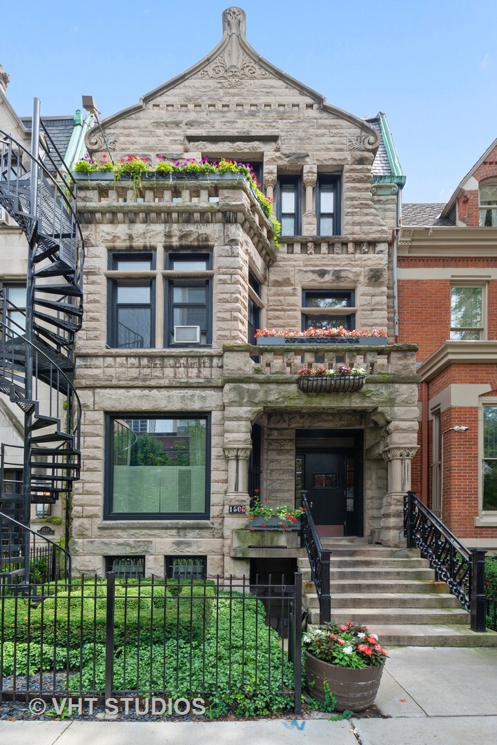 Property Photo: 1505 N Dearborn Street 2F IL 60610