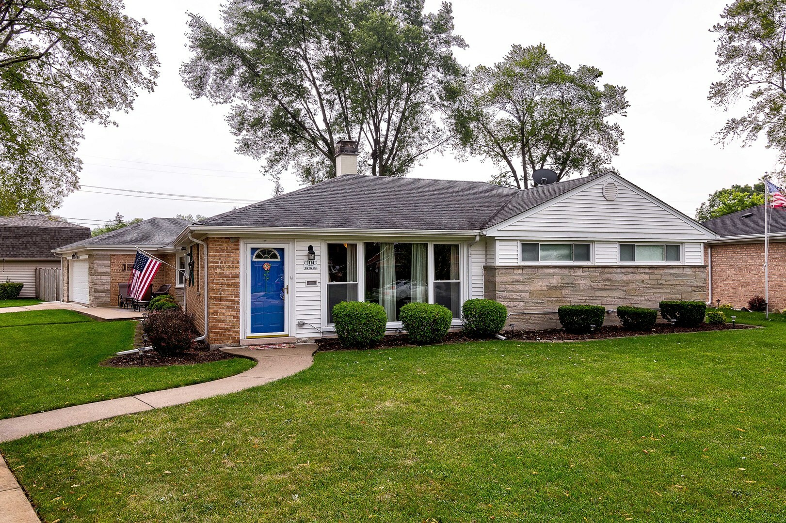 Property Photo:  1114 West Villa Drive  IL 60016 