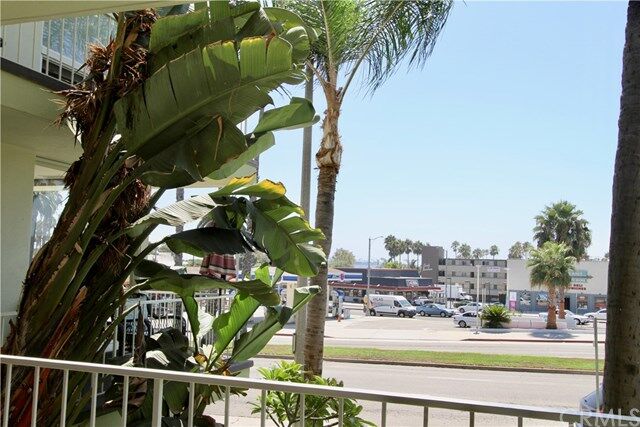 Property Photo: 3901 E Livingston Drive 204 CA 90803