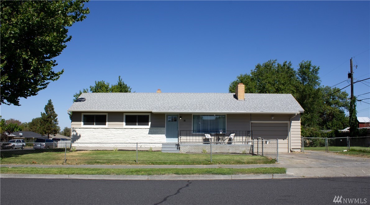 Property Photo: 514 S Hawthorne Dr WA 98837