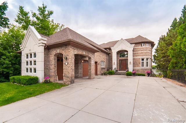 Property Photo:  4562 S Shore Street S  MI 48328 