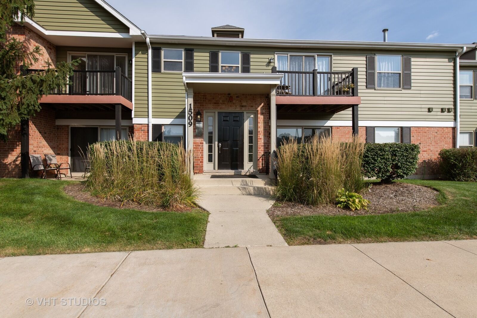 Property Photo:  1509 Raymond Drive 104  IL 60563 