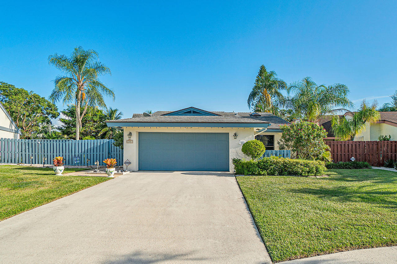 Property Photo: 20 Baytree Circle FL 33436