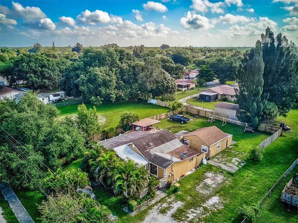 Property Photo:  424 N Pompano Avenue  FL 34237 