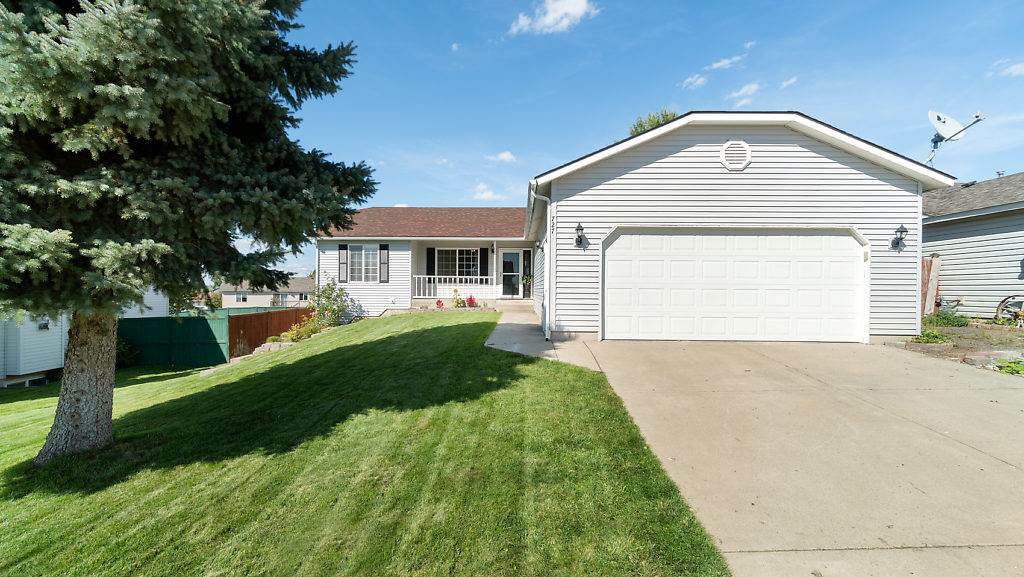Property Photo: 727 E Kathy Lee Ave WA 99022
