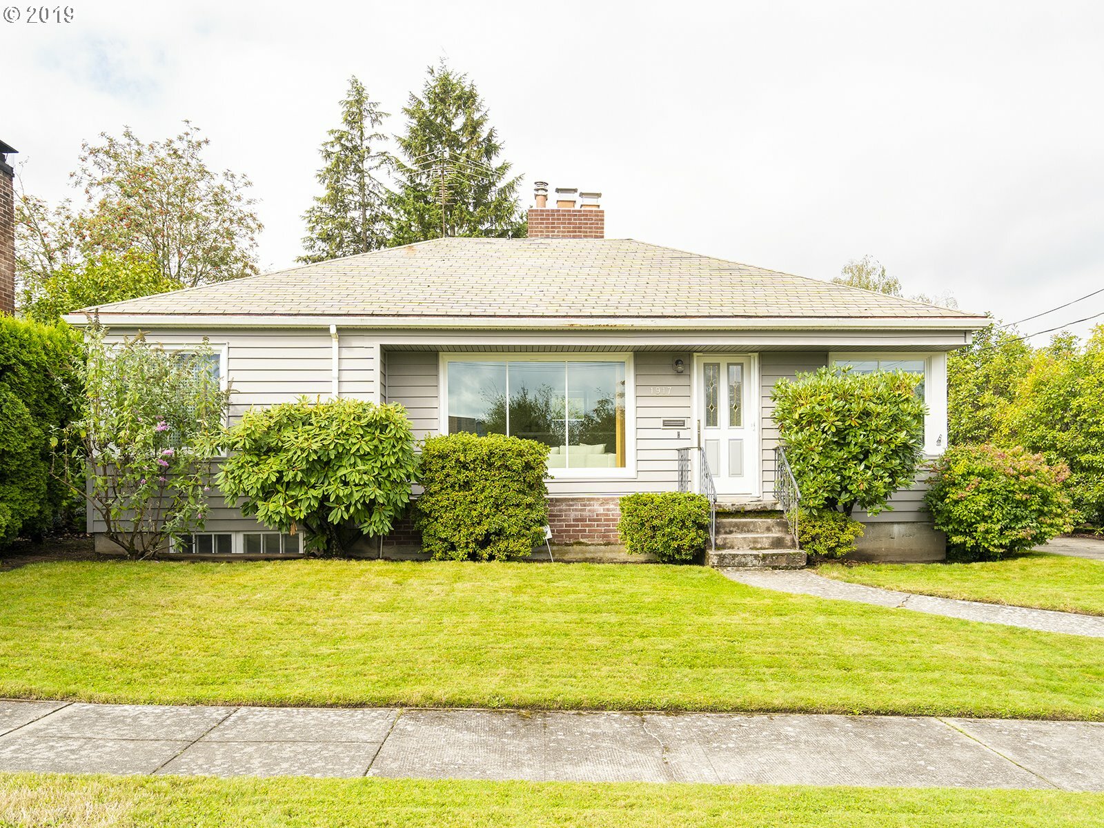 Property Photo:  1917 NE 77th Ave  OR 97213 