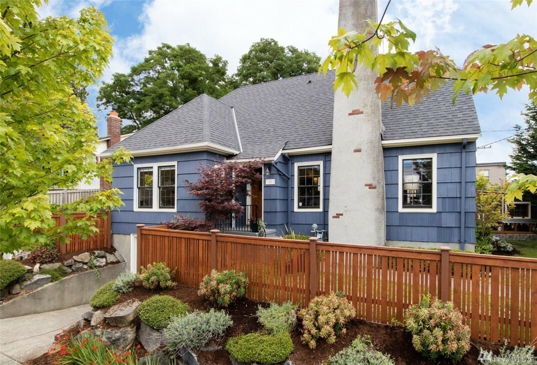 Property Photo:  1302 NE 80th St  WA 98115 