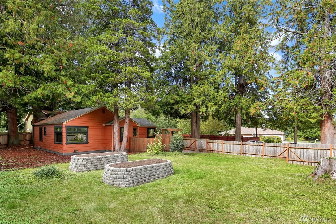 Property Photo:  410 40th St  WA 98229 