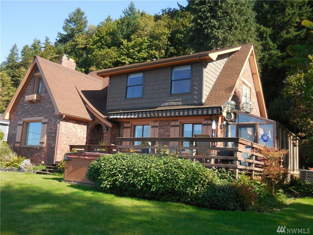 Property Photo:  2305 Beach Dr E  WA 98366 