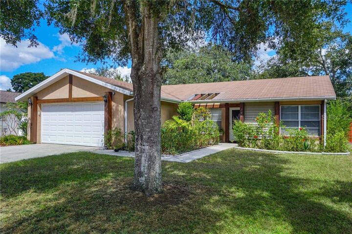 Property Photo: 706 Sunlit Court FL 33511