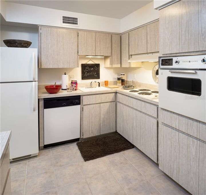 Property Photo:  2 S Lucerne Circle W 907  FL 32801 