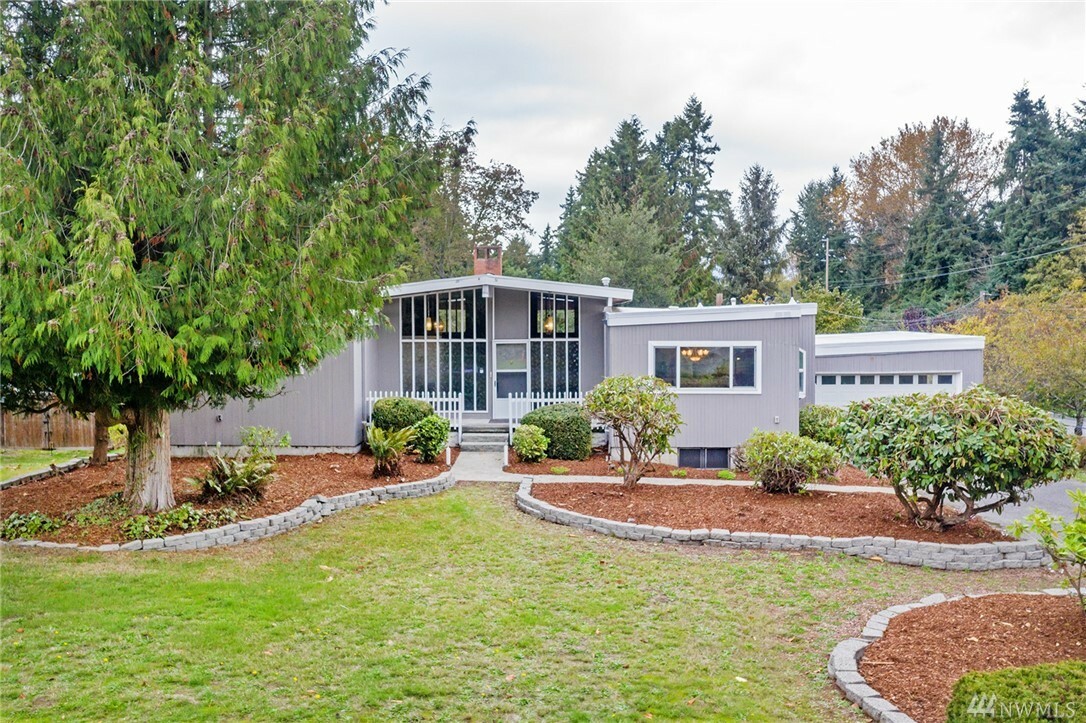 Property Photo:  2104 SW 317th Place  WA 98023 