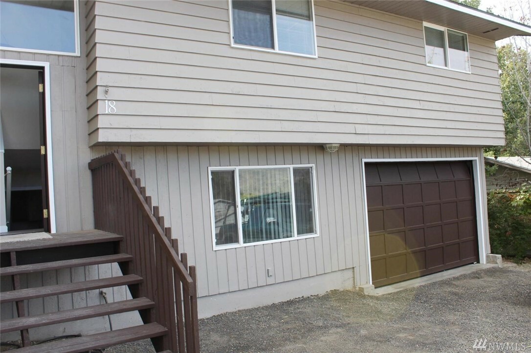 Property Photo: 18 Lindwood St NE WA 98802