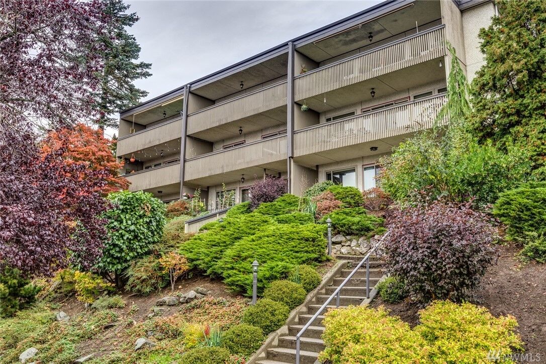 Property Photo:  924 N Garden Street 202  WA 98225 