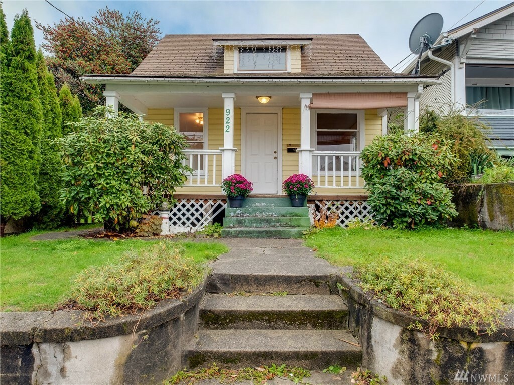 Property Photo:  922 Pleasant Ave  WA 98337 