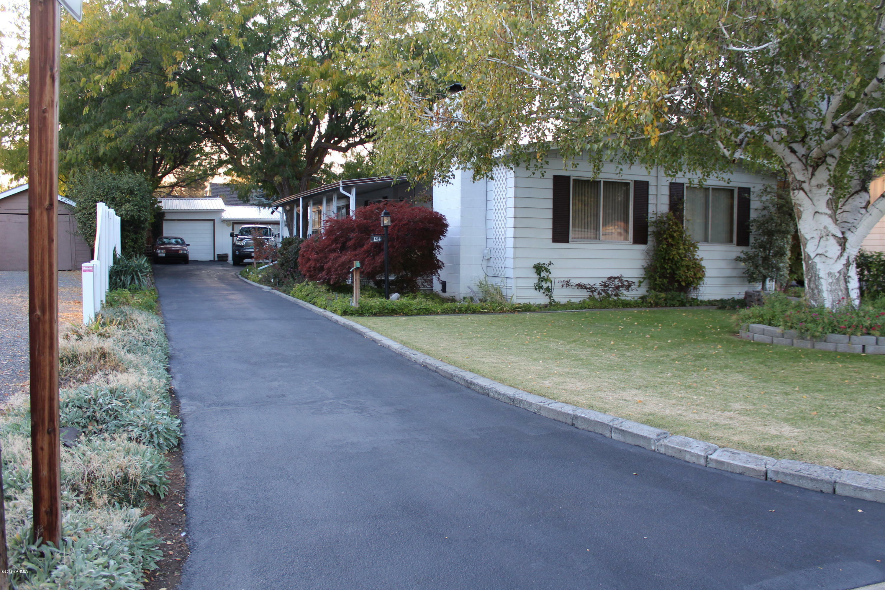 Property Photo: 1214 S 44th Ave WA 98908