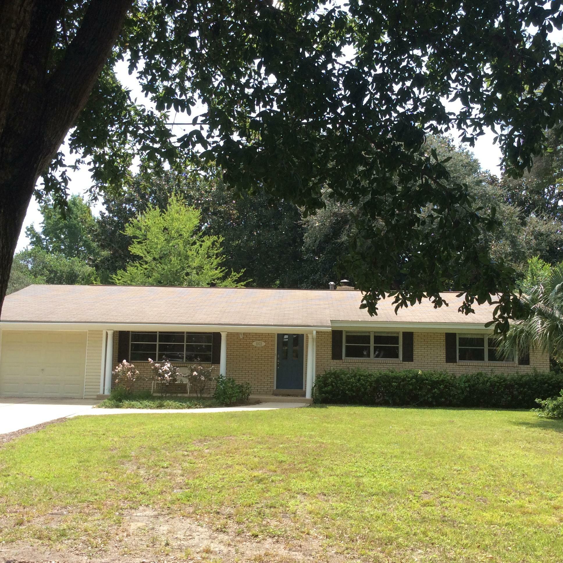 Property Photo:  1103 Middle Drive  FL 32547 