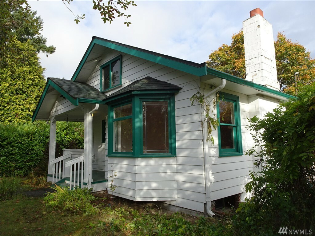 Property Photo:  12002 Pinehurst Wy NE  WA 98125 