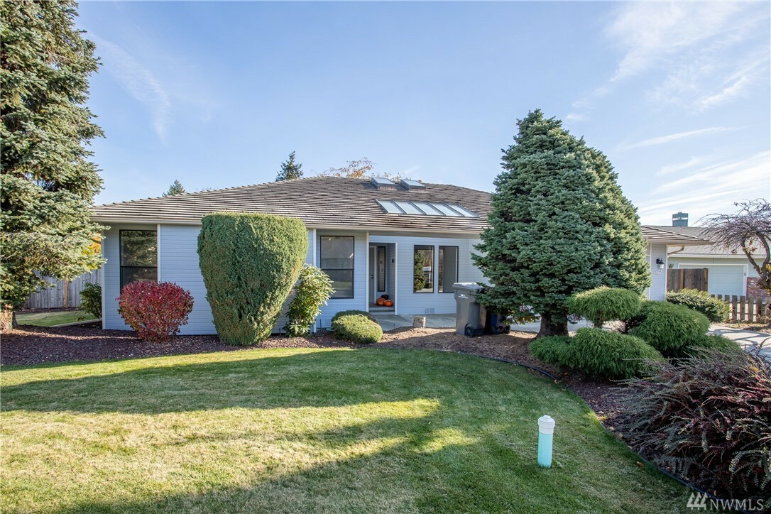 Property Photo:  1467 Elmwood St  WA 98801 