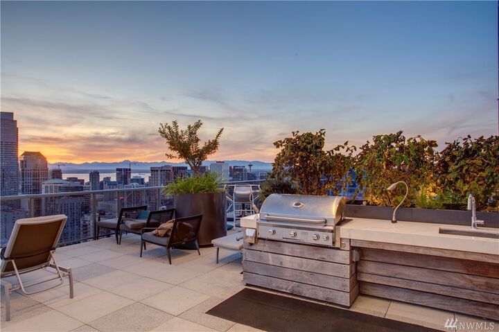 Property Photo:  1321  Seneca Street 904  WA 98101 
