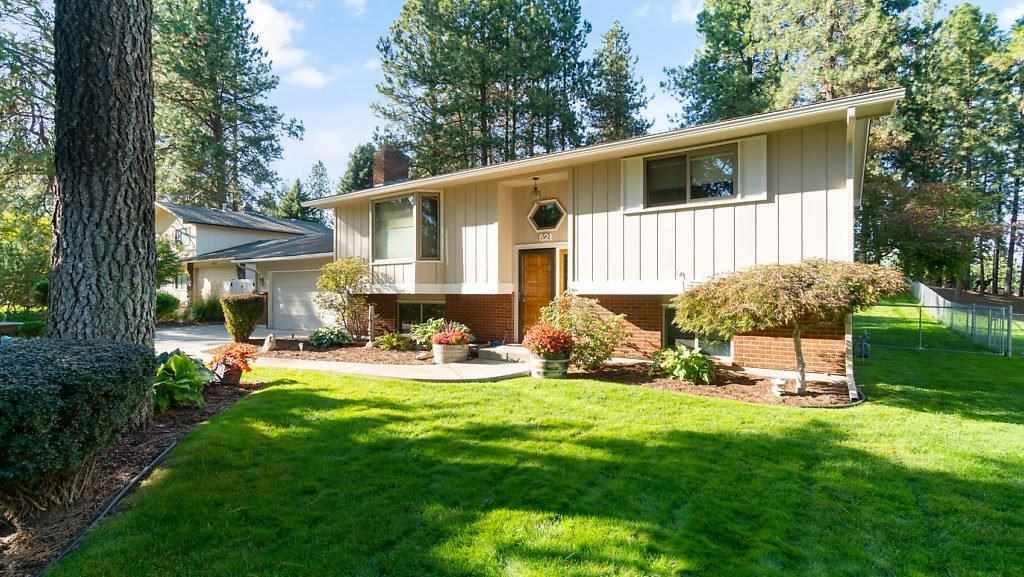 Property Photo: 621 E Bedivere Dr WA 99218