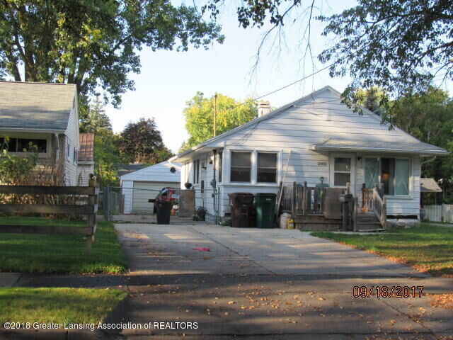 Property Photo:  2002 Hillcrest Street  MI 48910 
