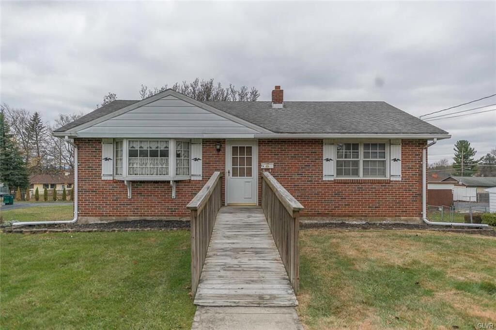 Property Photo:  41 Middle Place  PA 18045 