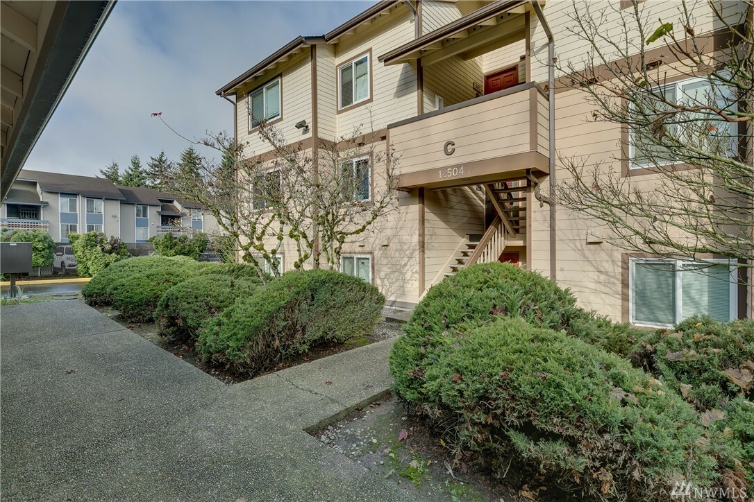 Property Photo:  12504 NE 142nd Lane C302  WA 98034 