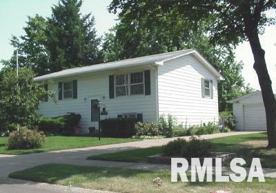 Property Photo:  815 14th Place  IA 52730-1203 