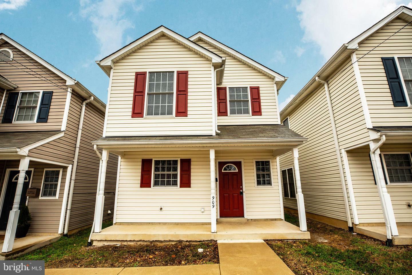 Property Photo:  909 White Street  VA 22401 