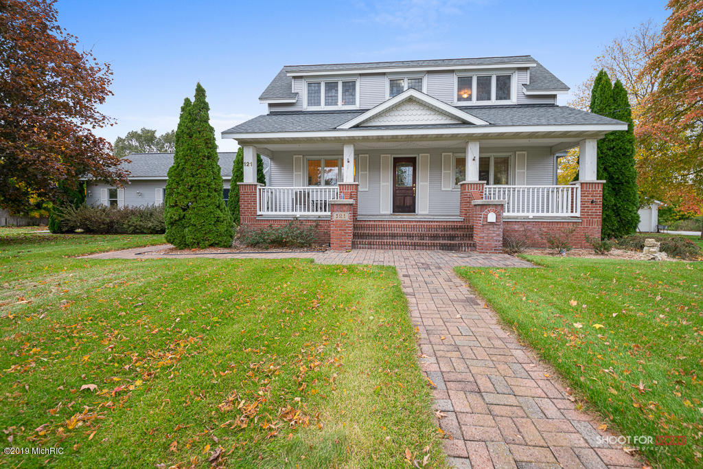 Property Photo: 121 E Savidge Street MI 49456