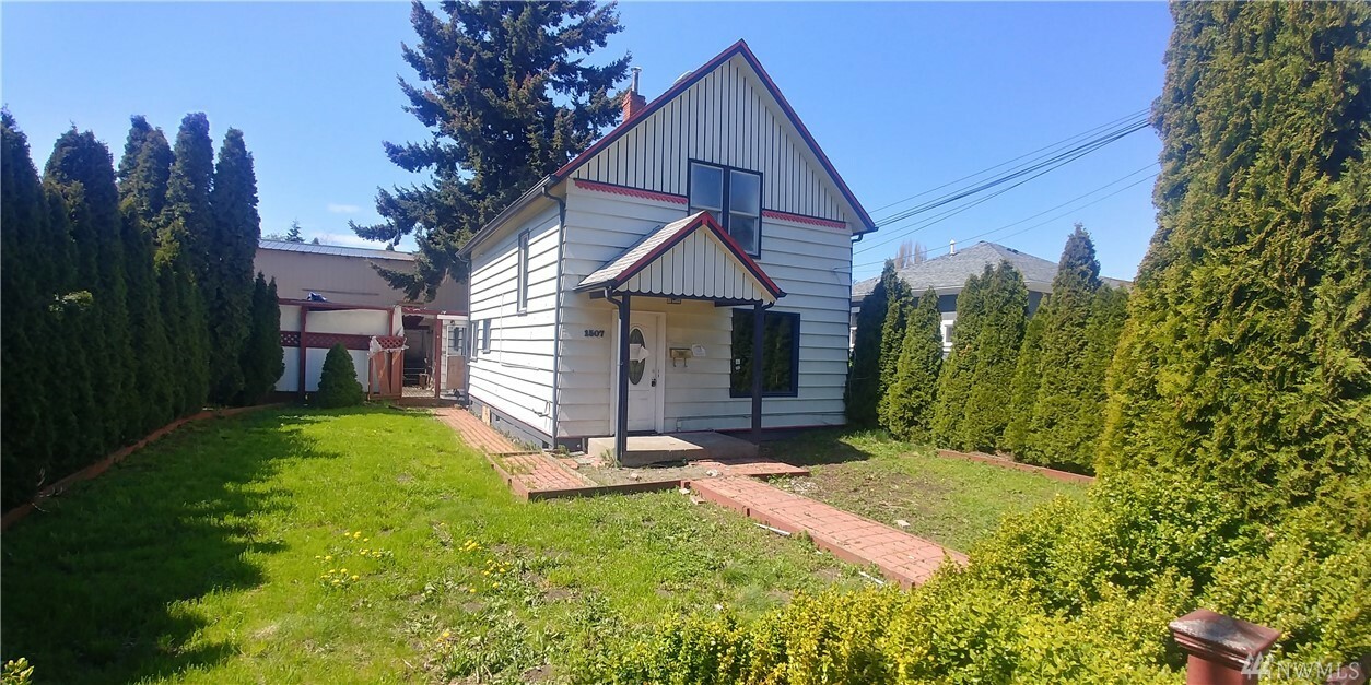 Property Photo: 1507 Lincoln St WA 98229