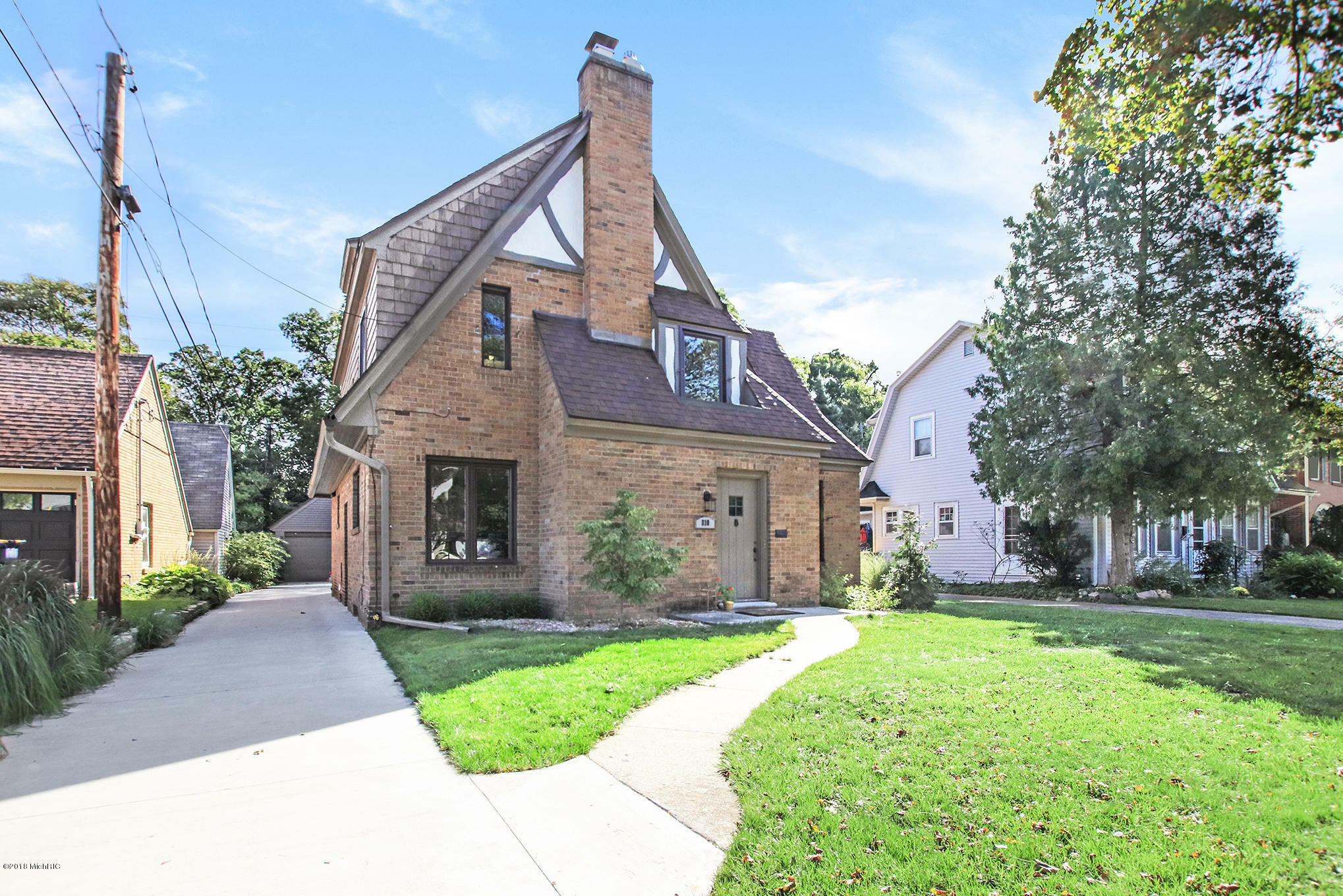 Property Photo:  810 Cadillac Drive SE  MI 49506 