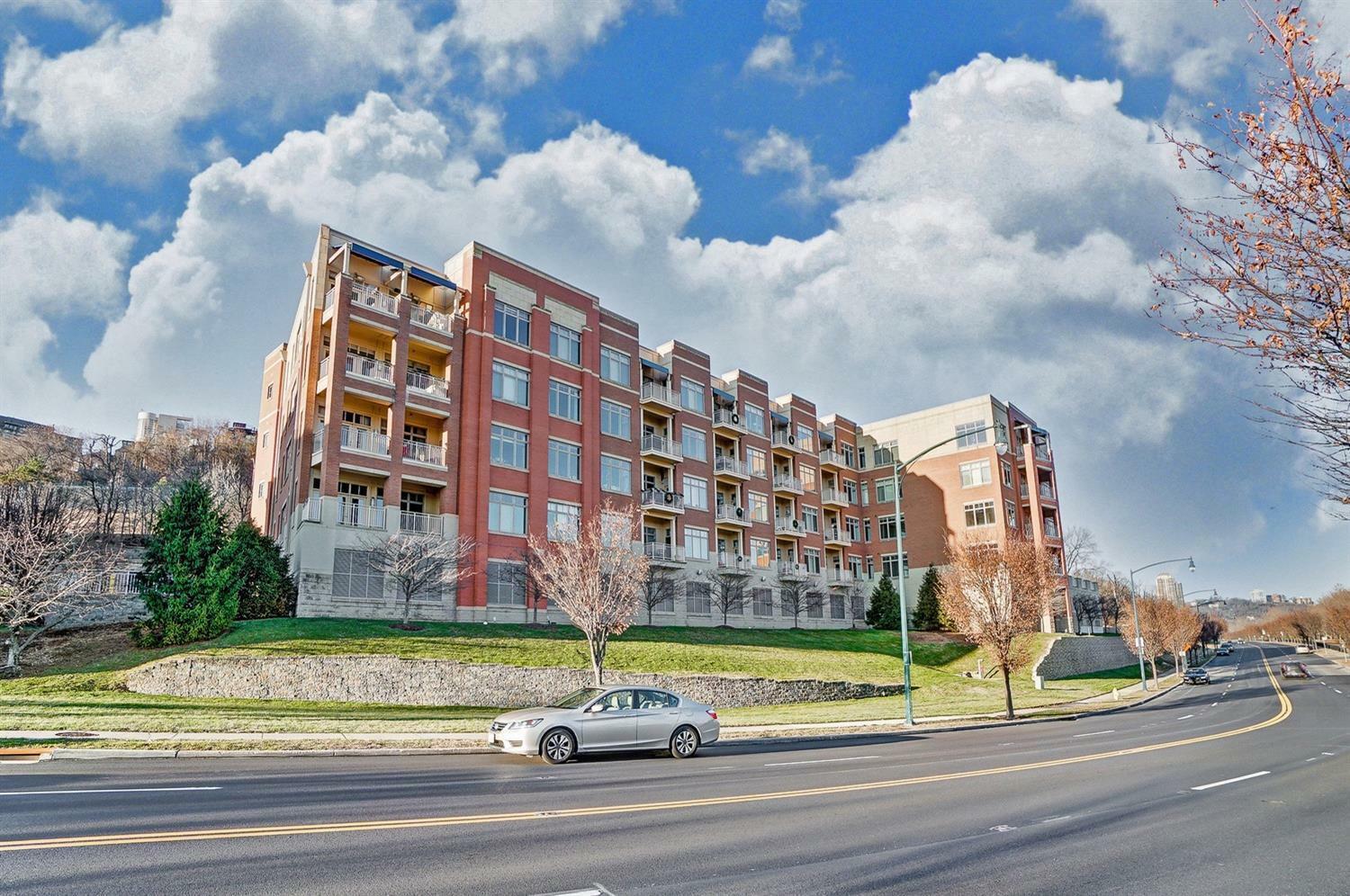 Property Photo: 903 Adams Crossing 211 OH 45202