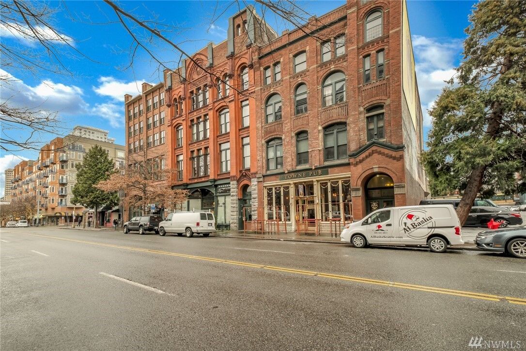 Property Photo:  2324  1st Avenue 513  WA 98121 