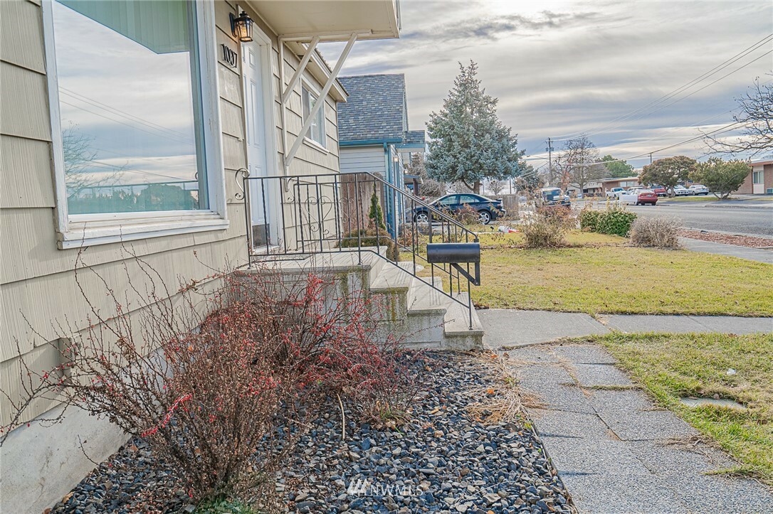 Property Photo:  1007 W Ivy Avenue  WA 98837 