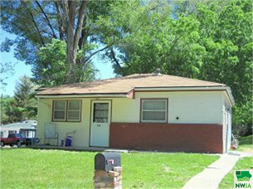 Property Photo: 804 Helen St IA 51105