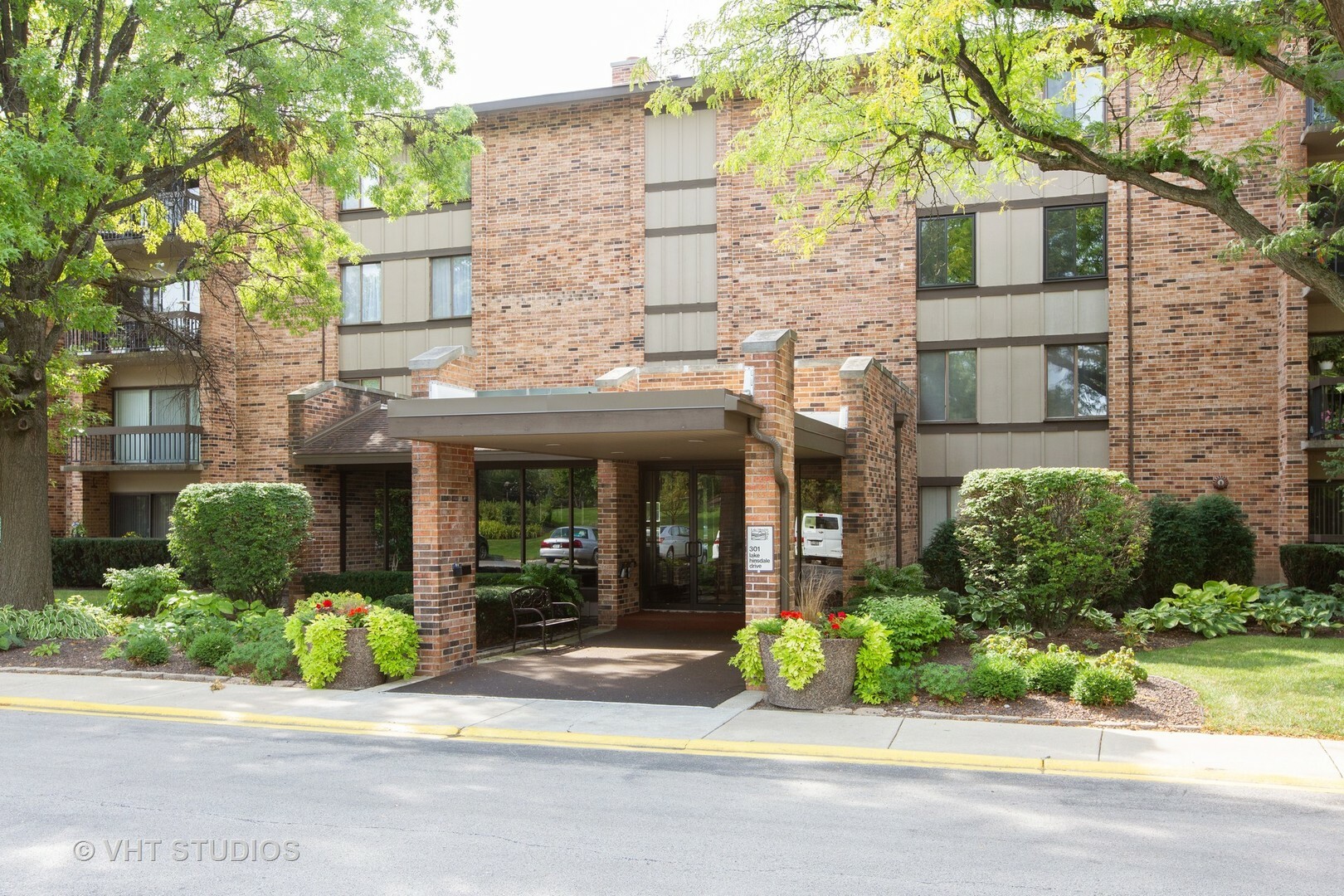 Property Photo:  301 Lake Hinsdale Drive 304  IL 60527 