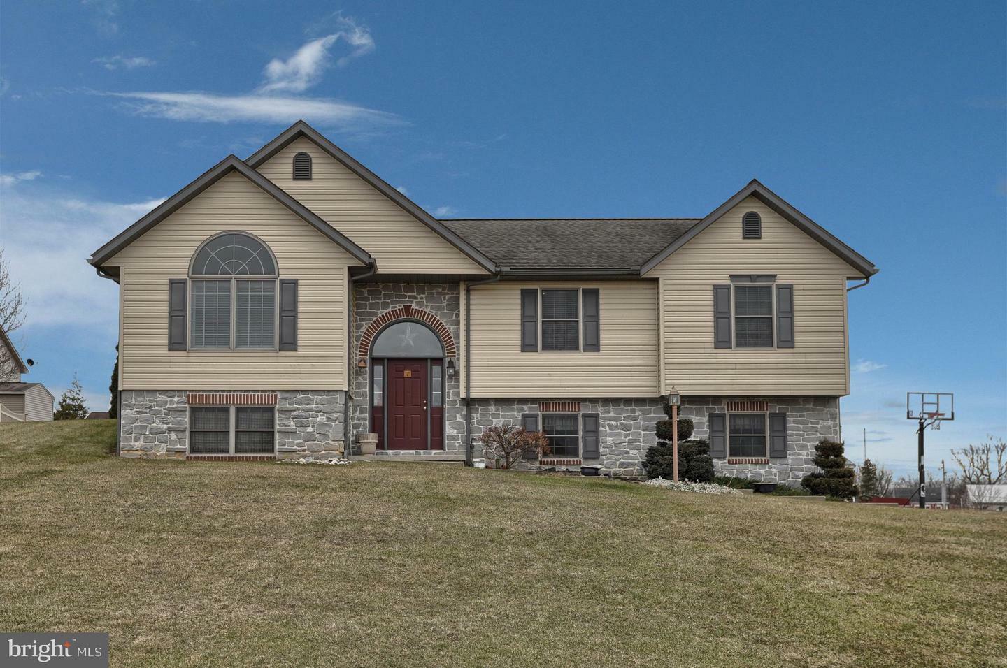 Property Photo:  1039 Horseshoe Circle  PA 17042 