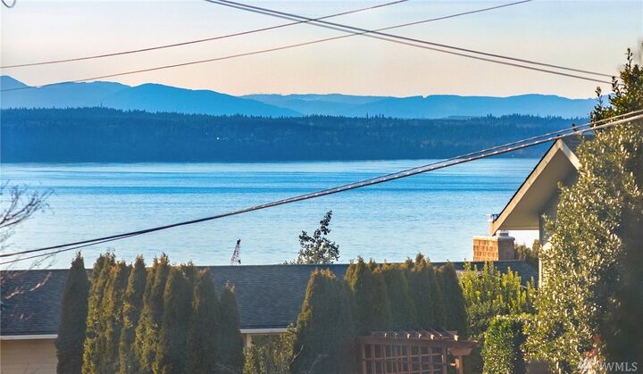 Property Photo:  830 Walnut St  WA 98020 