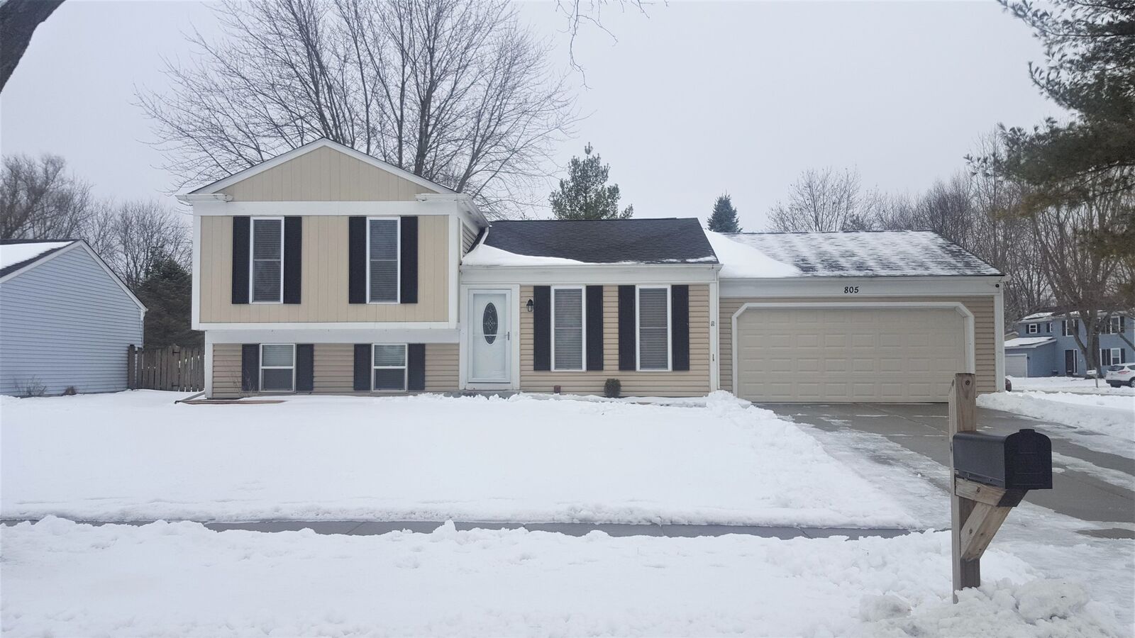 Property Photo:  805 Tanglewood Drive  IL 60102 