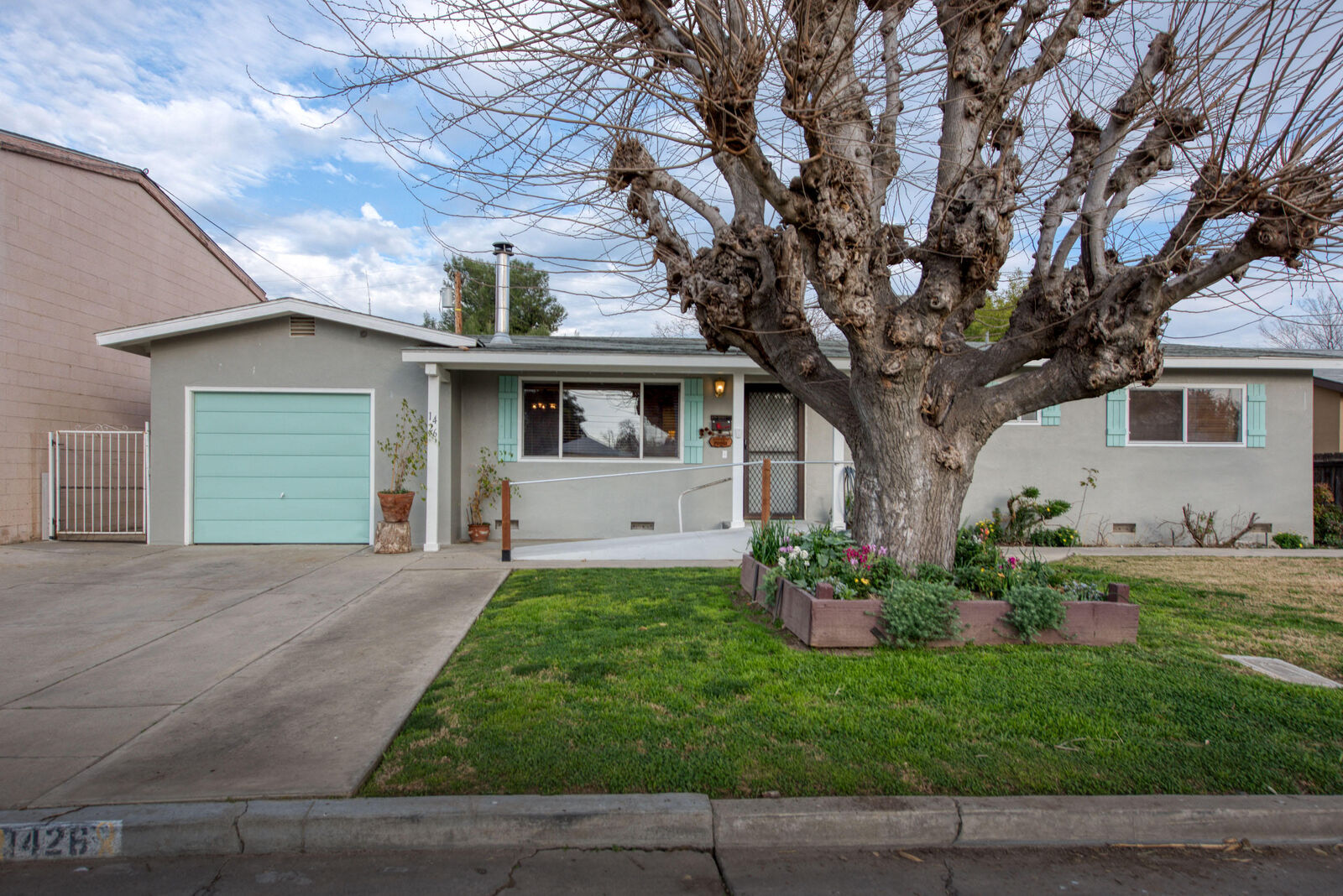 Property Photo:  1426 S Fairway Street  CA 93277 