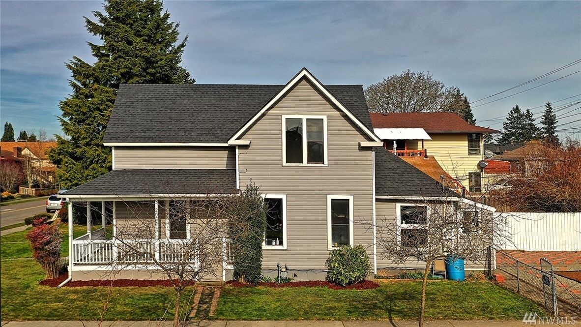 Property Photo:  2031 Hoyt Ave  WA 98201 