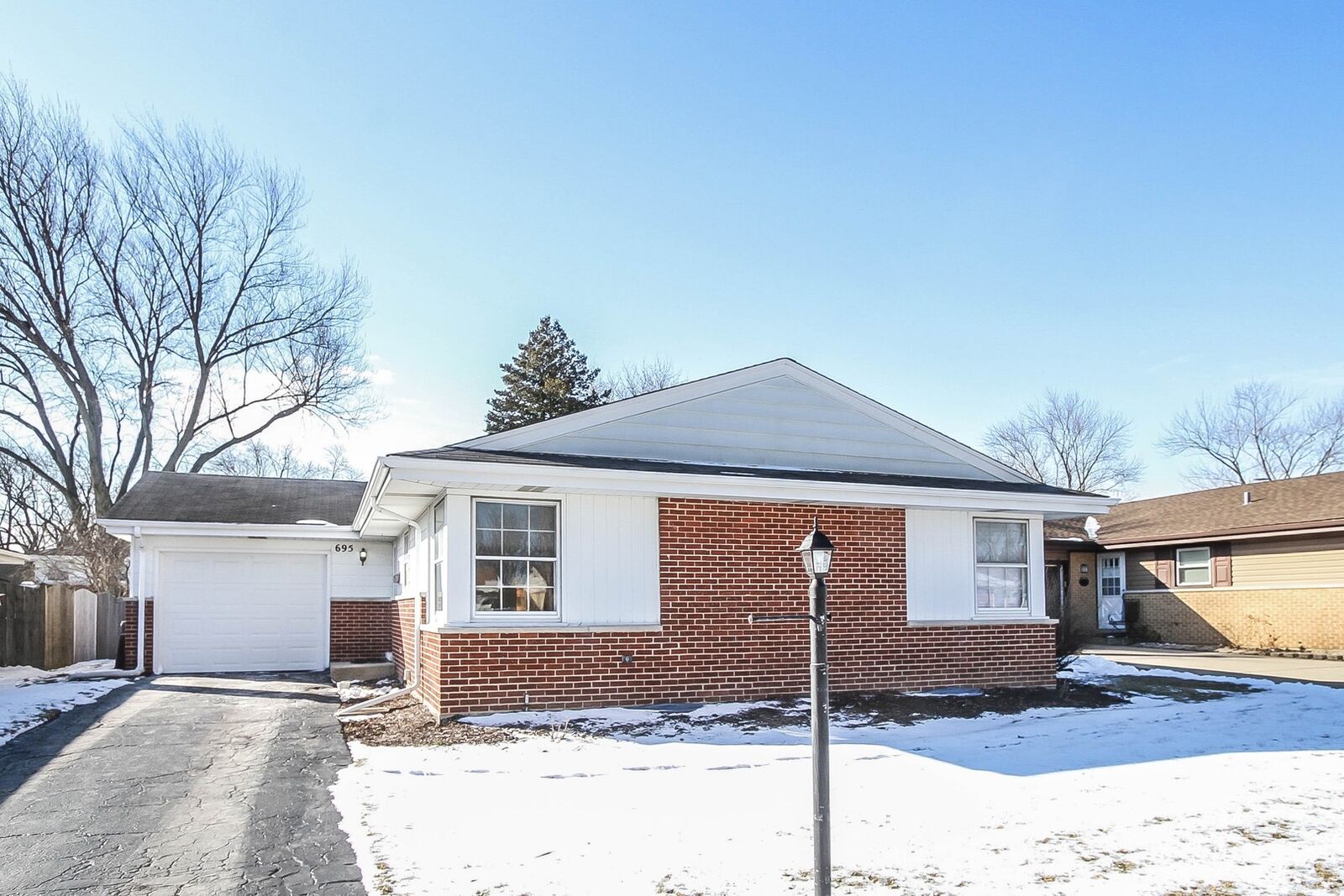 Property Photo: 695 Therese Terrace IL 60016