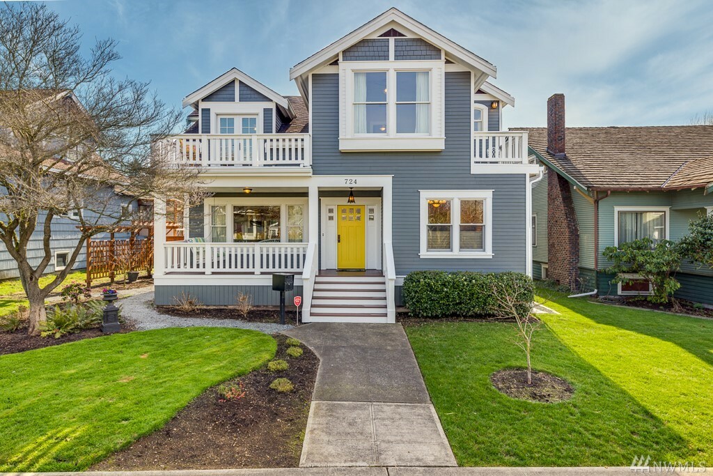 Property Photo:  724 Laurel Dr  WA 98201 