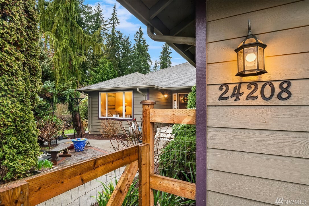 Property Photo:  24208 Meridian Ave S  WA 98021 