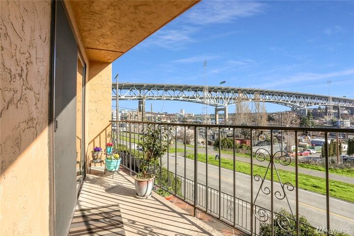 Property Photo:  3905  4th Avenue NE 203  WA 98105 