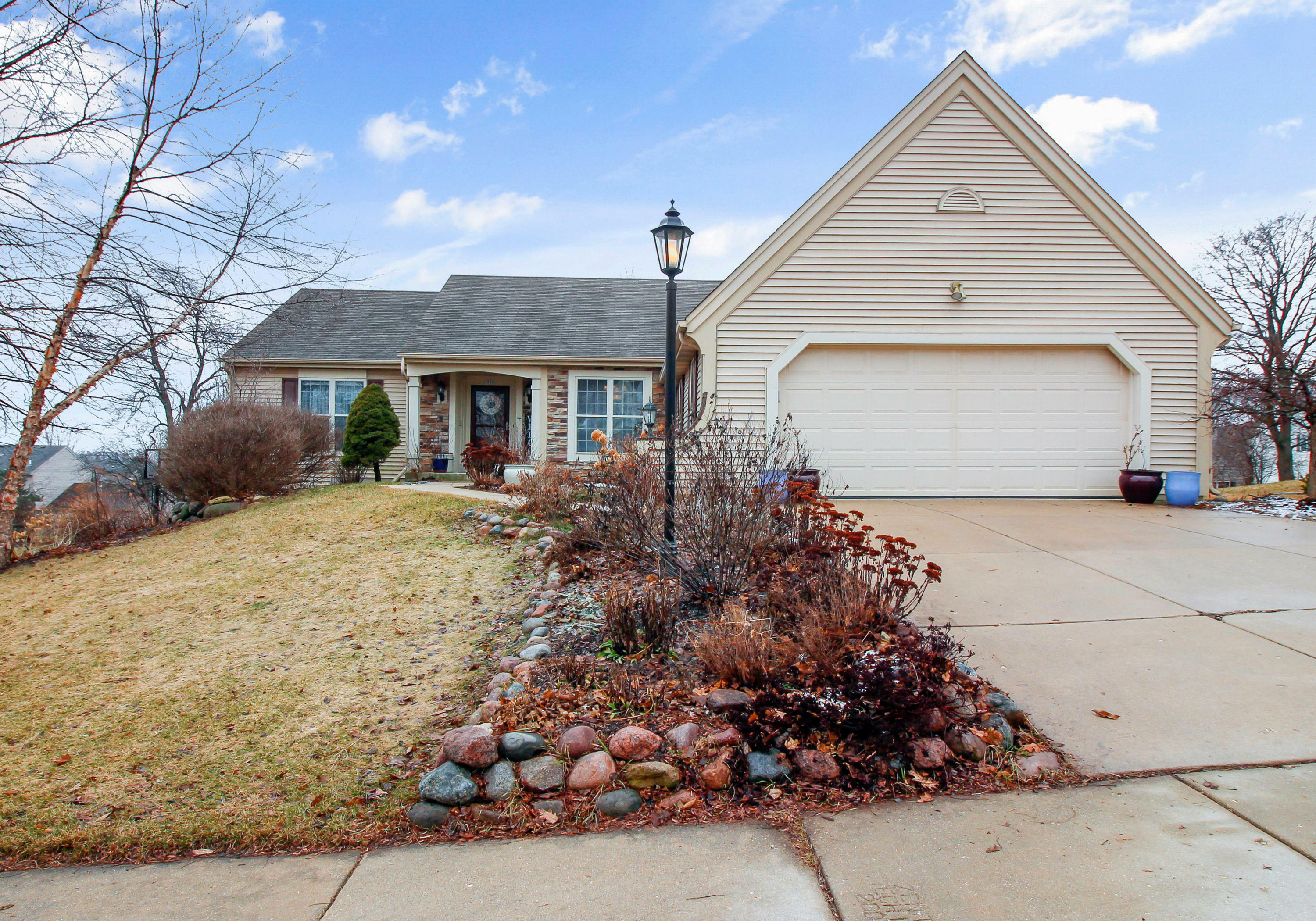 915 Valley Hill Dr  Waukesha WI 53189 photo